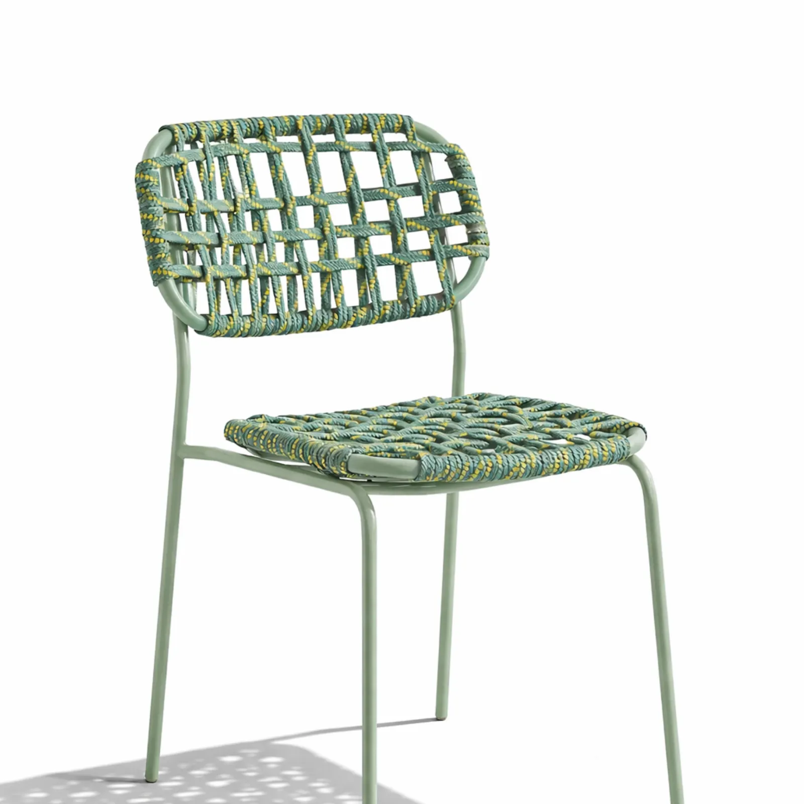 Modern ipe örgü detaylara sahip metal bahçe sandalyesi.